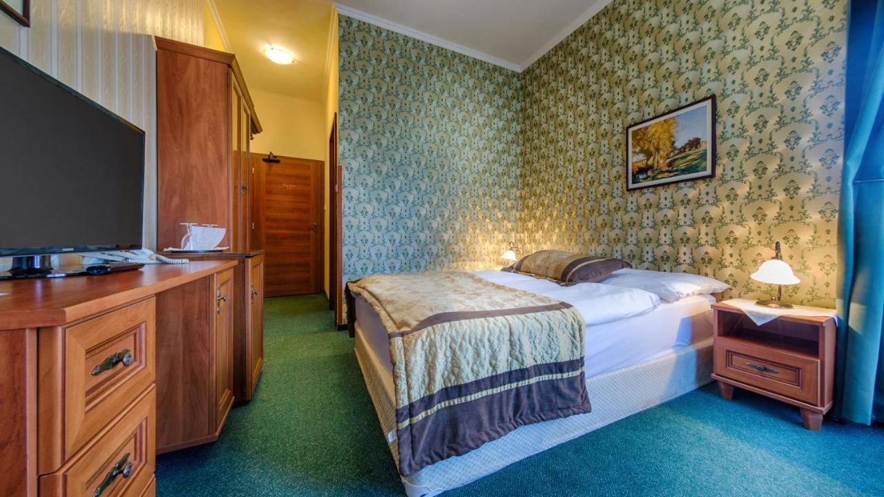 Hotel Tevel Sladkovicovo Bagian luar foto
